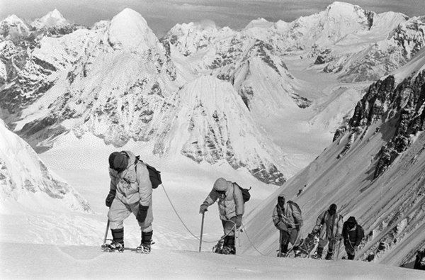 △1960年5月，中國登山隊(duì)隊(duì)員在海拔7150米的冰雪坡上行進(jìn)。