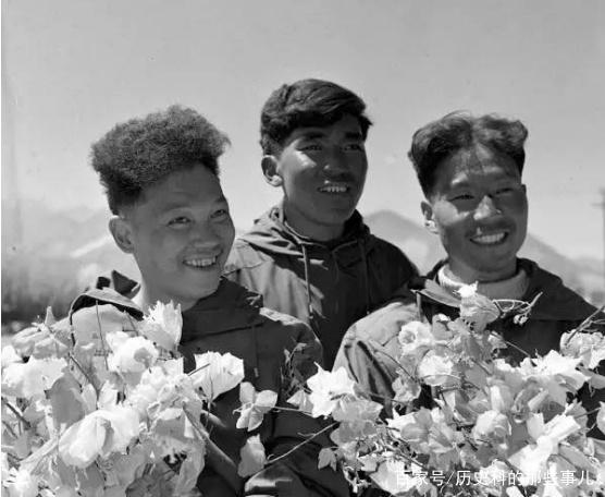 △1960年5月25日凌晨4點(diǎn)20分，中國登山隊(duì)隊(duì)員成功登上珠穆朗瑪峰。（右起）王富洲、貢布（藏族）和屈銀華。